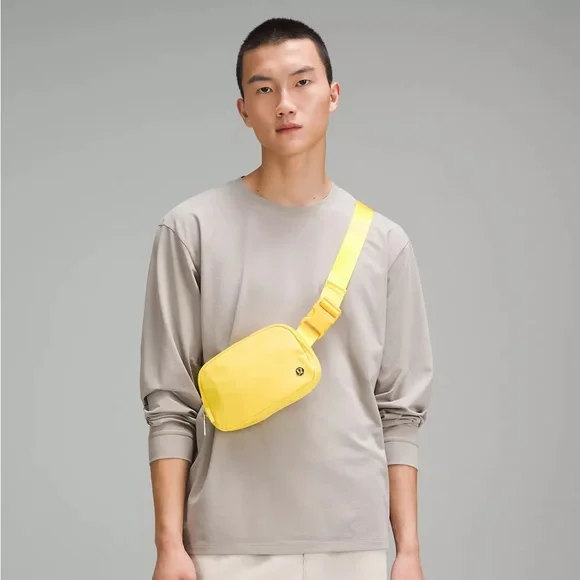LULULEMON | ✨NEW✨ Everywhere Belt Bag 1L in Utility Yellow - Picture 2 of 6